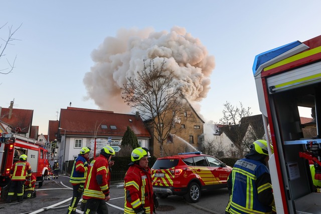 Eine gro&szlig;e Rauchwolke steigt &uuml;ber der Riedlinger Altstadt auf.  | Foto: Thomas Warnack/dpa