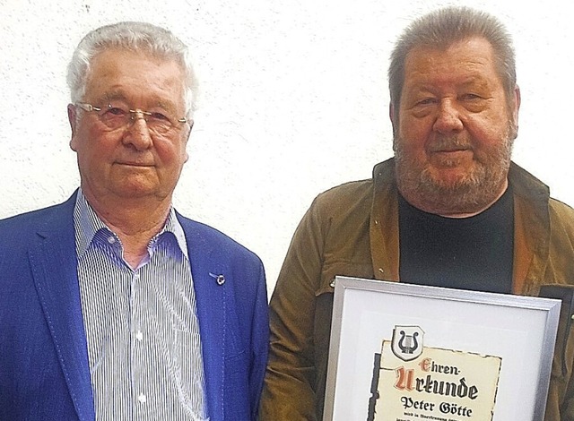 Peter Gtte (rechts) wurde vom Vorsitz...renmitglied des Mnnerchores ernannt.   | Foto: Hansjrg Bader