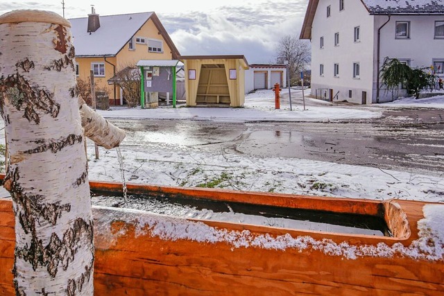 In Buggenried wurde der Platz am Brunn...d das Buswartehuschen wurden saniert.  | Foto: Wilfried Dieckmann