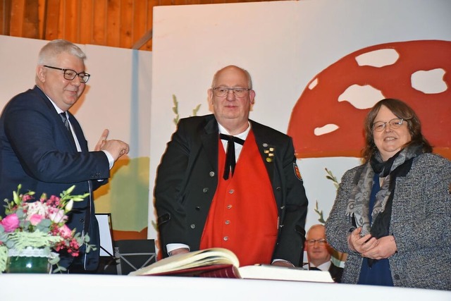 Brgermeister Manfred Kreutz (links) u...rennadel des Landes Baden-Wrttemberg.  | Foto: Thomas Biniossek