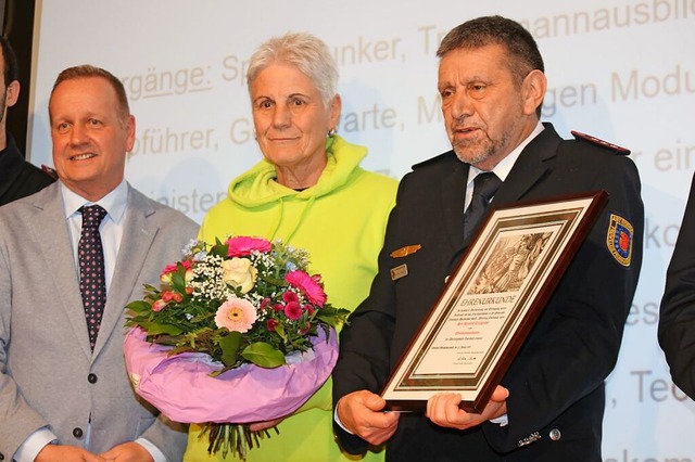 Reinhold Teichgrber (rechts) wurde na...ne und Brgermeister Karlheinz Rontke.  | Foto: Gert Brichta