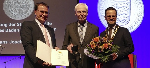 Volker Schebesta und OB Steffens ehren Hans-Joachim Fliedner (Mitte).  | Foto: Ralf Burgmaier