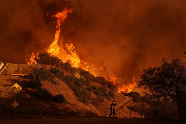 Die Zahl der Toten ist auf 16 gestiegen.  | Foto: Jae C. Hong/AP/dpa