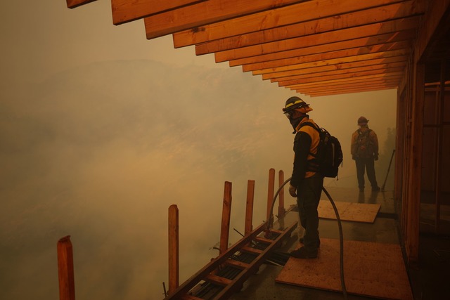 In den kommenden Tagen werden st&auml;...die Flammen neu anfachen k&ouml;nnten.  | Foto: Eric Thayer/AP/dpa