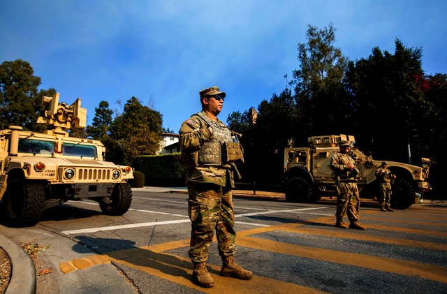 Mitglieder der Nationalgarde besetzen ...im Stadtteil Brentwood in Los Angeles.  | Foto: Jill Connelly/ZUMA Press Wire/dpa