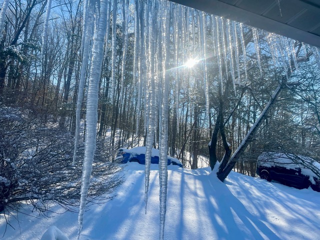 Eiszapfen sind an einem Haus in den USA zu sehen.  | Foto: John Raby/AP/dpa