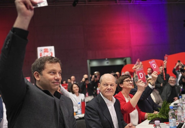 Die SPD-Chefs Lars Klingbeil und Saski...en Olaf Scholz  zum Kanzlerkandidaten.  | Foto: Michael Kappeler (dpa)