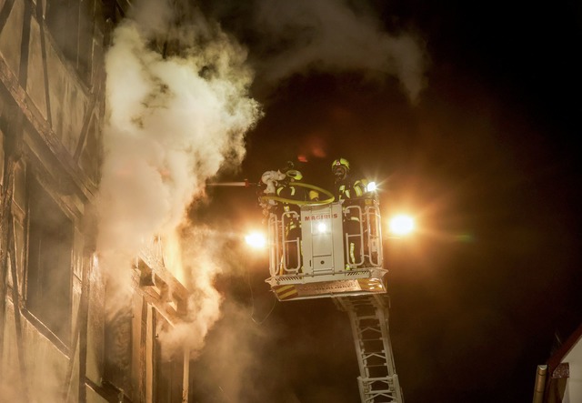 Feuerwehrleute im Einsatz.  | Foto: Thomas Warnack/dpa