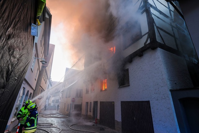 L&ouml;scharbeiten der Feuerwehr.  | Foto: Thomas Warnack/dpa