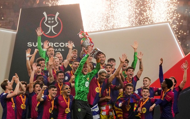 Der verletzte Marc-Andr&eacute; ter Stegen durfte den Pokal entgegen nehmen.  | Foto: Altaf Qadri/AP/dpa