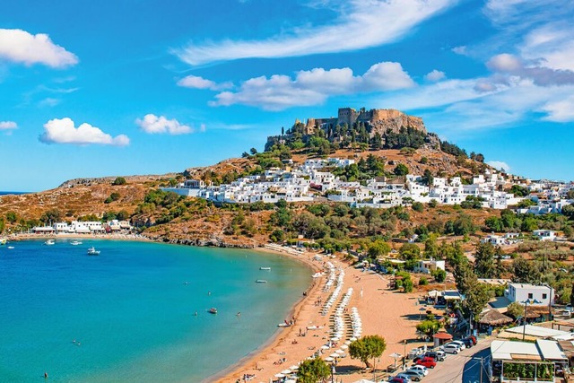 Blick auf Lindos mit antiker Akropolis  | Foto: Kadagan/Shutterstock.com