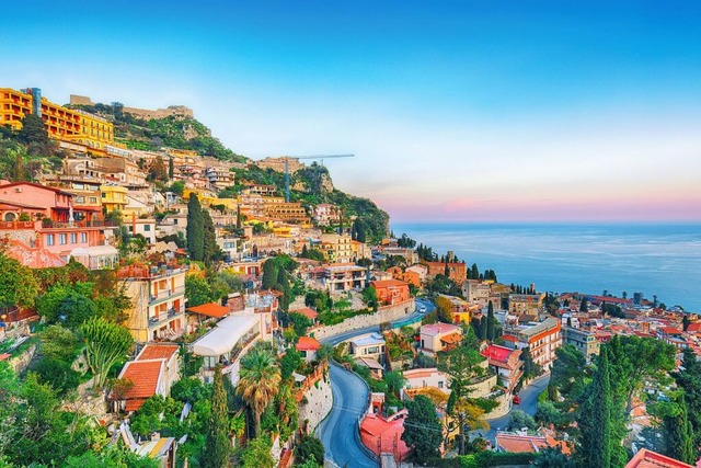 Taormina: Malerische Hangstadt mit Blick aufs Meer.  | Foto: Vadym Lavra/Shutterstock.com