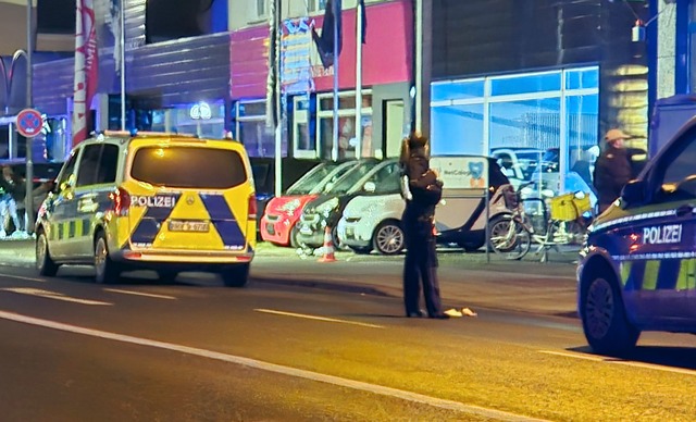 Der Mann wurde schwer verletzt.  | Foto: Sascha Thelen/dpa