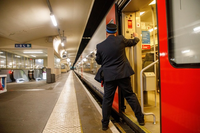 Ein Zugf&uuml;hrer besteigt einen der ...er belgischen Eisenbahngesellschaften.  | Foto: Hatim Kaghat/Belga/dpa