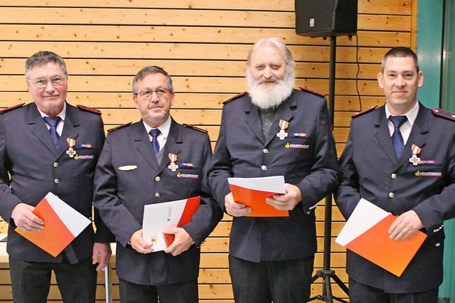 Erhielten die Ehrennadeln in Gold (bes...lf-Jrgen Schmidt und Norbert Gantert.  | Foto: Michelle Gntert