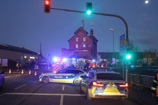 Auto erfasst drei Menschen – Rettungshubschrauber im Einsatz