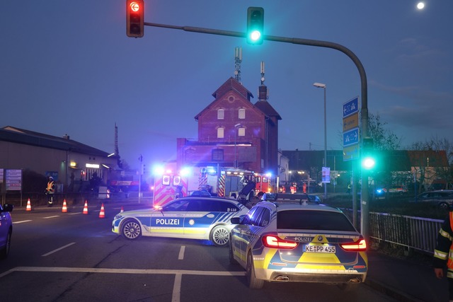 In Nersingen erfasst ein Auto drei Men... Hubschrauber zum Einsatzort gebracht.  | Foto: Ralf Zwiebler/dpa