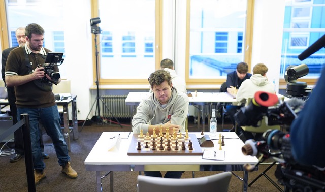 Magnus Carlsen sa&szlig; am Wochenende...al f&uuml;r den FC St. Pauli am Brett.  | Foto: Marcus Brandt/dpa