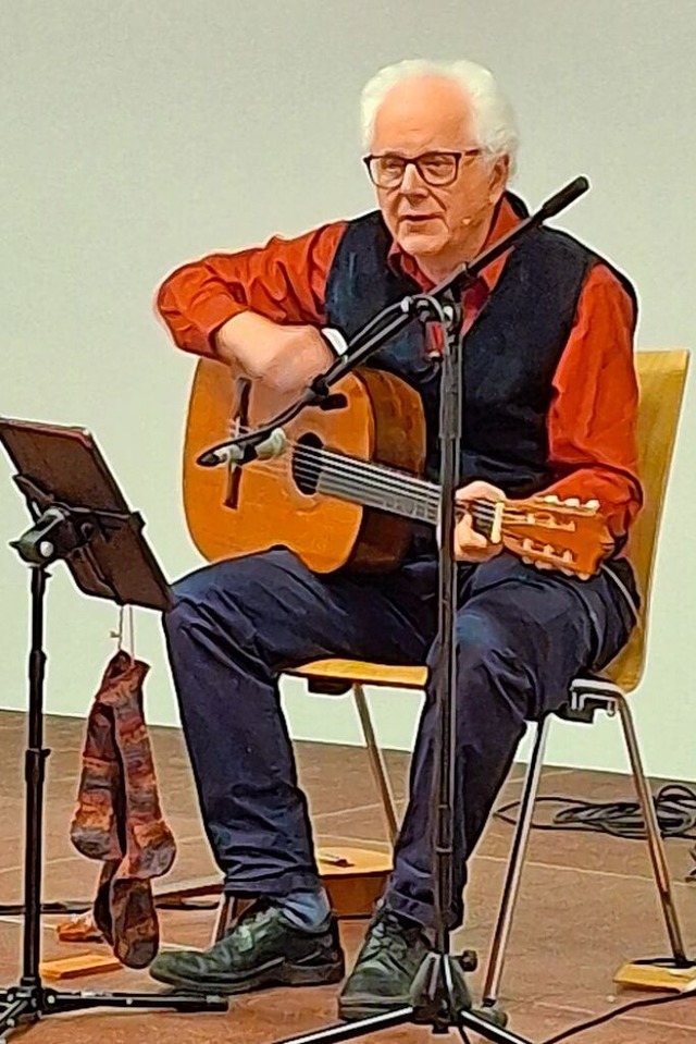 Der alemannische Liedermacher Uli Fhr...sler Neujahrsempfang tosenden Applaus.  | Foto: Edgar Steinfelder