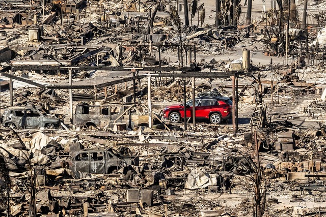 Ein rotes Auto inmitten von Tr&uuml;mmern: Nach den Br&auml;nden in Los Angeles.  | Foto: Noah Berger/AP/dpa