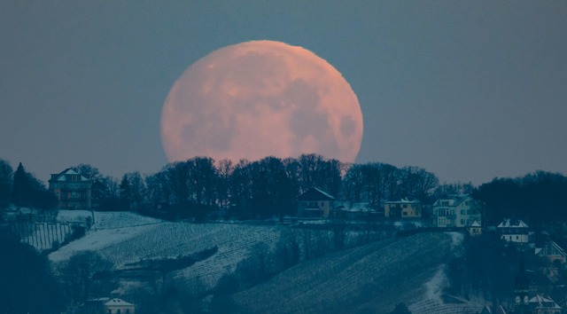 Der untergehende Mond am Morgen.  | Foto: Robert Michael/dpa