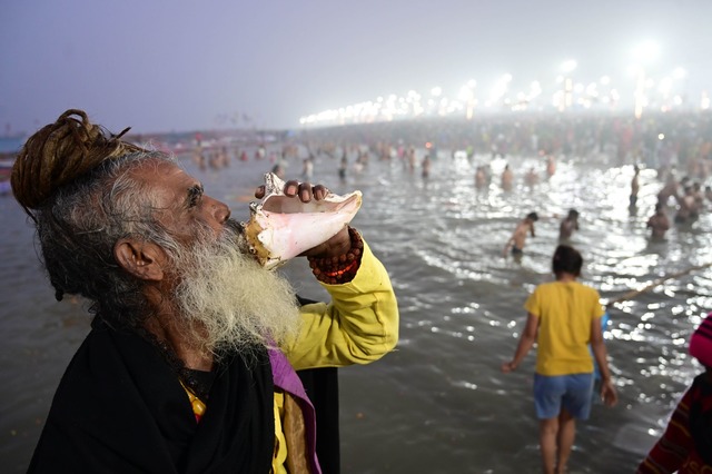 Heiliges Bad im Sangam beim hinduistischen Fest Maha Kumbh in Indien.  | Foto: Prabhat Kumar Verma/ZUMA Press Wire/dpa