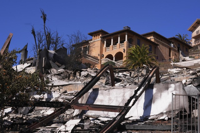 Ein Haus steht ber den Trmmern in Malibu, Kalifornien.  | Foto: Mark J. Terrill (dpa)