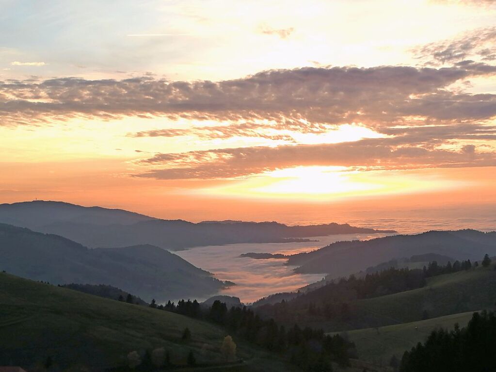 Sonnenuntergang auf dem Schauinsland ber dem Nebel