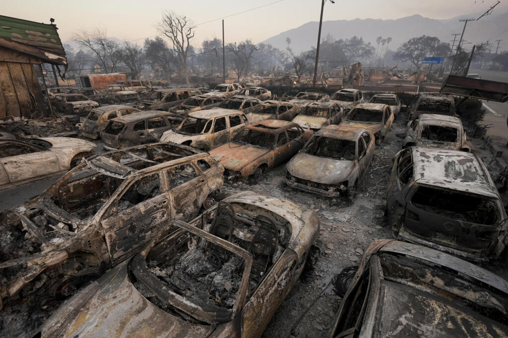 Wo das Feuer-Inferno ber die Stadt gefegt ist, steht kaum mehr ein Haus. Immer noch ist die Gefahr nicht vorbei.