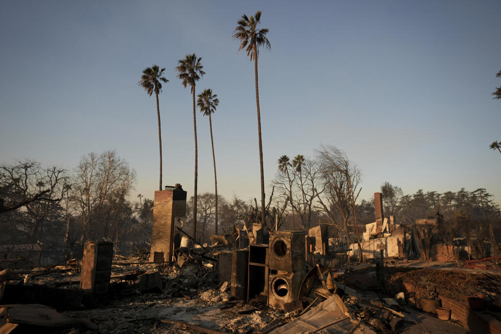 Wo das Feuer-Inferno ber die Stadt gefegt ist, steht kaum mehr ein Haus. Immer noch ist die Gefahr nicht vorbei.