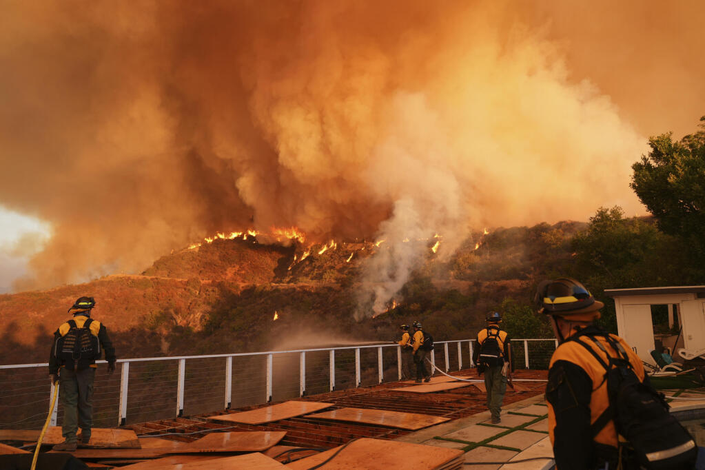 Wo das Feuer-Inferno ber die Stadt gefegt ist, steht kaum mehr ein Haus. Immer noch ist die Gefahr nicht vorbei.