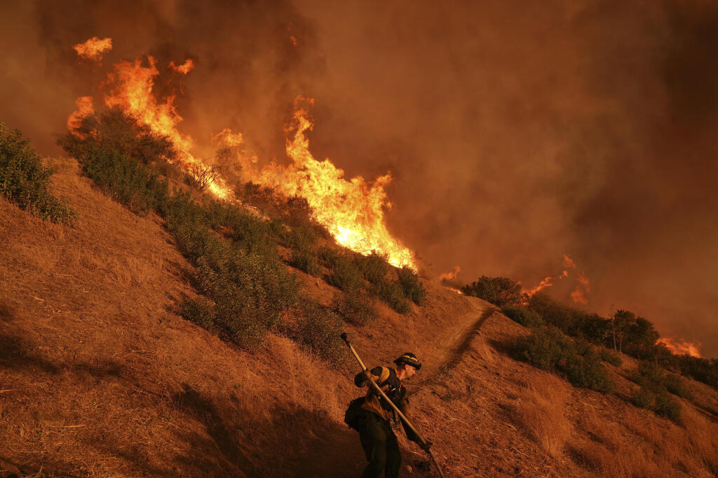 Wo das Feuer-Inferno ber die Stadt gefegt ist, steht kaum mehr ein Haus. Immer noch ist die Gefahr nicht vorbei.