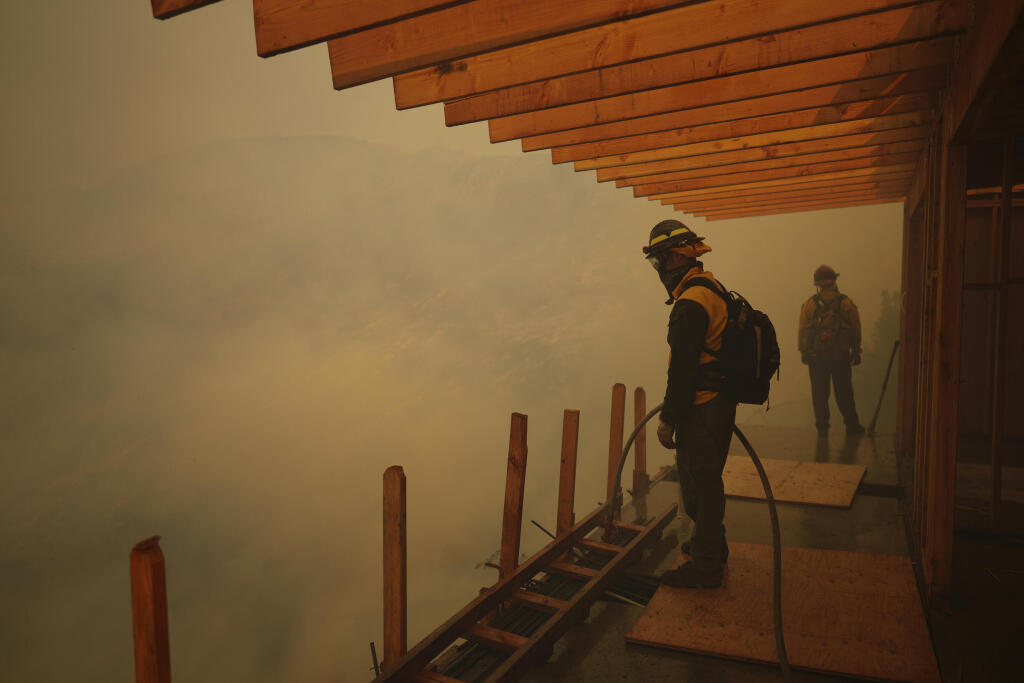 Wo das Feuer-Inferno ber die Stadt gefegt ist, steht kaum mehr ein Haus. Immer noch ist die Gefahr nicht vorbei.