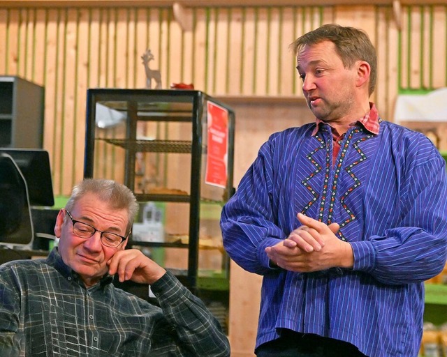 Nikolaus (Niki) Knig (rechts) bringt ... Schmunzeln, Lachen und zum Mitsingen.  | Foto: Wolfgang Scheu