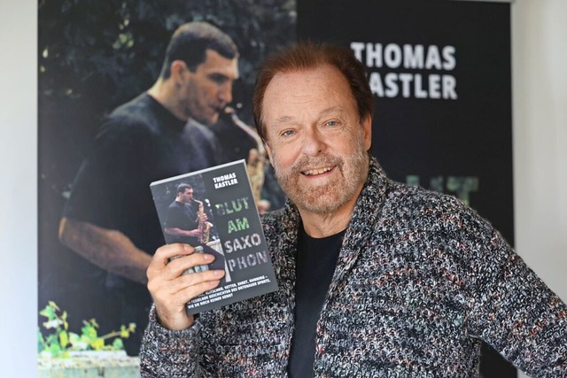 Thomas Kastler mit seinem Buch &quot;Blut am Saxophon&quot;  | Foto: Christoph Breithaupt