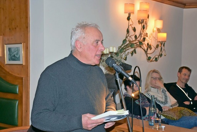 Autor Roland Weis bei der Lesung in Hinterzarten.  | Foto: Thomas Biniossek