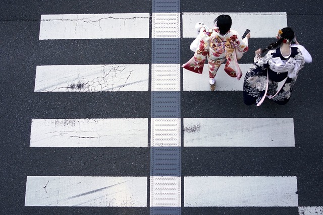 In Kimono gekleidete Frauen gehen &uum...Tag der Vollj&auml;hrigkeit zu feiern.  | Foto: Eugene Hoshiko/AP/dpa