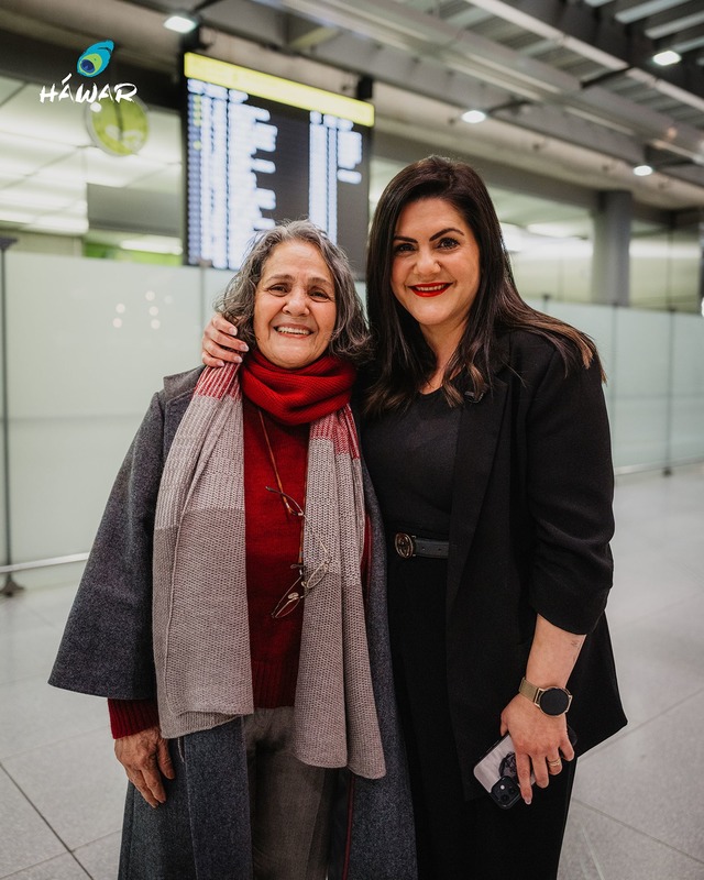 Taghavi wurde von ihrer Tocher Mariam ... K&ouml;ln-Bonner-Flughafen empfangen.  | Foto: --/H&Aacute;WAR.help /dpa