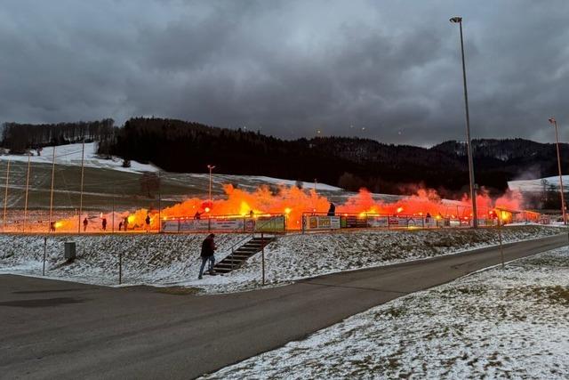 Bernauer Fuballplatz von Ultras eines marokkanischen Fuballclubs mit Bengalos beschdigt