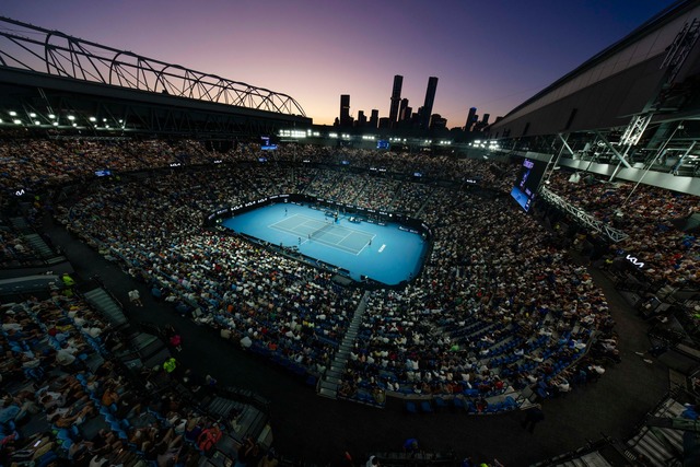 Die Sonne geht bei den Australian Open &uuml;ber der Rod Laver Arena unter.  | Foto: Frank Molter/dpa