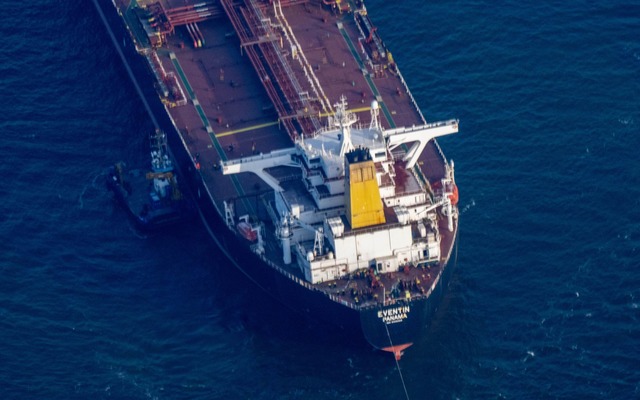 Der man&ouml;vrierunf&auml;hige Tanker...nz und Sassnitz auf der Reede Sassnitz  | Foto: Stefan Sauer/dpa