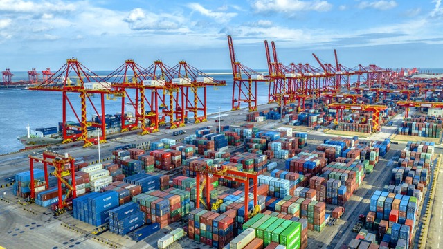 Krne verladen Container auf einem chinesischen Hafen in Rizhao.  | Foto: Guo Xulei (dpa)