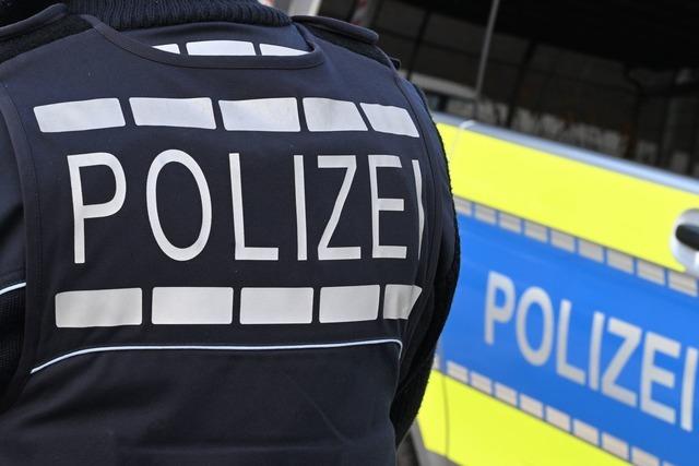 Mann greift mit Gehstock an und droht mit Messer