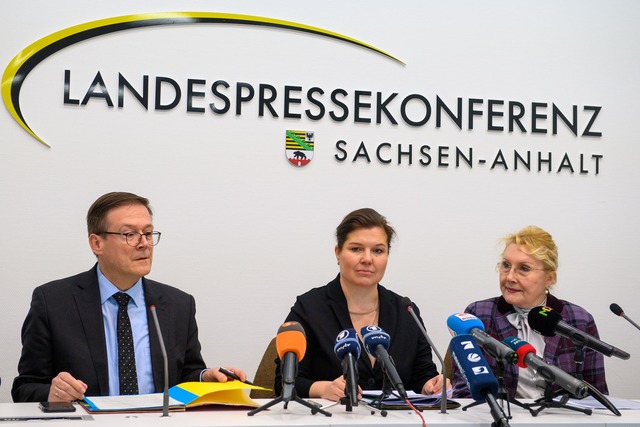 Sachsen-Anhalts Justizministerin (mitt... stehen mit der Hilfe erst am Anfang."  | Foto: Klaus-Dietmar Gabbert/dpa