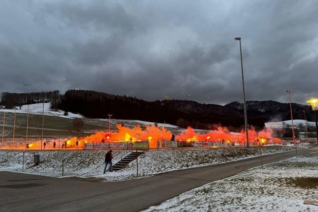 Flammenmeer auf dem Kunstrasenplatz