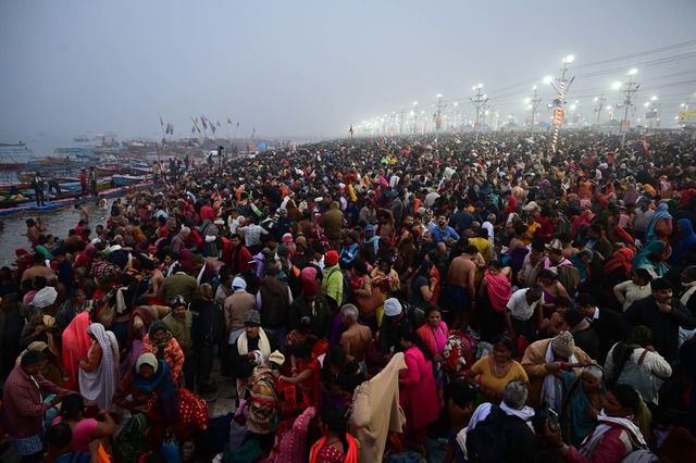 Pilger versammeln sich am Zusammenflus...nges und Jamuna, um ein Bad zu nehmen.  | Foto: Prabhat Kumar Verma/ZUMA Press Wire/dpa