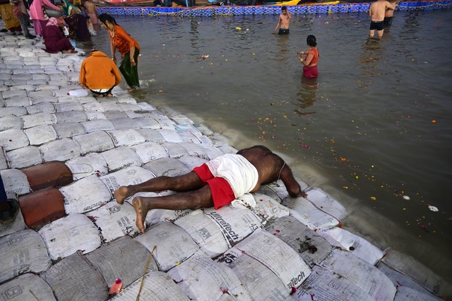 Ein Teilnehmer des Pilgerfests Maha Ku...ebet, bevor er ein Bad im Fluss nimmt.  | Foto: Prabhat Kumar Verma/ZUMA Press Wire/dpa