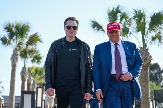 Musk weicht seit Trumps Wahlsieg kaum mehr von dessen Seite. (Archivbild)  | Foto: Brandon Bell/Pool Getty Images North America/AP/dpa