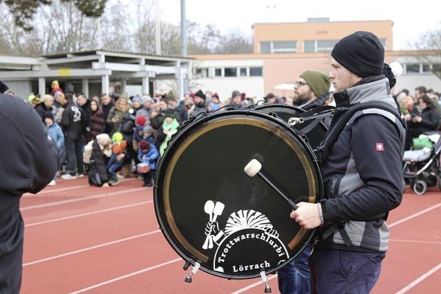 Marschprobe der Lrracher Guggenmusik Trottwarschlurbi lockt Hunderte ins Grttparkstadion