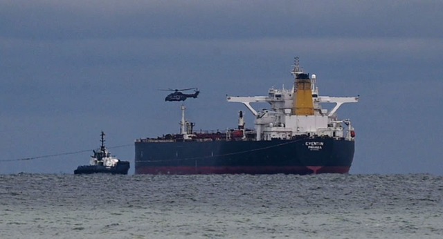 Die 24 Besatzungsmitglieder des Tanker... und Schifffahrtsamts Ostsee versorgt.  | Foto: Stefan Sauer/dpa